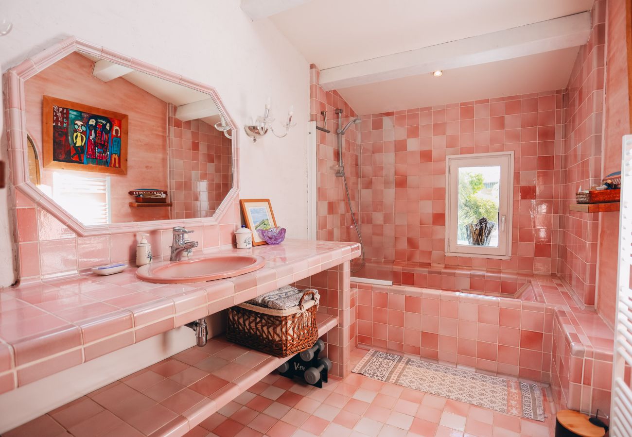 Salle de bain en mosaïque rose 