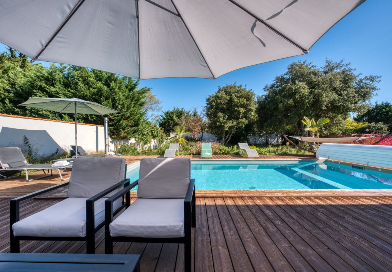 Villa île de Ré avec jardin piscine et terrasse en bois